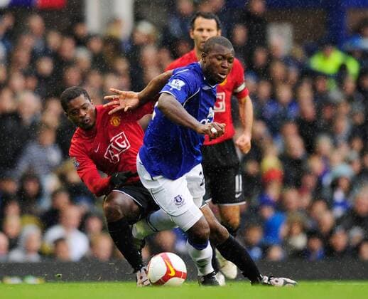 Yakubu Ayegbeni (Everton, re.) gegen Patrice Evra (Manchester United) - EDITORIAL USE ONLY. No use with unauthorised audio, video, data, fixture lists, club league logos or live services. Online in-match use limited to 120 images, no video emulation. No use in betting, games or single club league player publications. Fußball Herren English Premier League 2008 2009, 1. Englische Liga, FC Everton - Manchester United 1:1, ManU Gruppe Liverpool Dynamik,