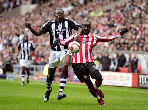 Pascal Chimbonda (Sunderland, re.) gegen Shola Ameobi (Newcastle) - EDITORIAL USE ONLY. No use with unauthorised audio, video, data, fixture lists, club league logos or live services. Online in-match use limited to 120 images, no video emulation. No use in betting, games or single club league player publications. Fußball Herren English Premier League 2008 2009, 1. Englische Liga, AFC Sunderland - Newcastle United, FC Gruppe Sunderland Dynamik, Kampf,