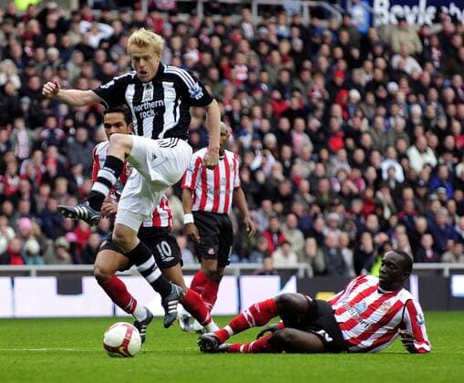 Damien Duff (Newcastle, li.) gegen Dwight Yorke (Sunderland) - EDITORIAL USE ONLY. No use with unauthorised audio, video, data, fixture lists, club league logos or live services. Online in-match use limited to 120 images, no video emulation. No use in betting, games or single club league player publications. Fußball Herren English Premier League 2008 2009, 1. Englische Liga, AFC Sunderland - Newcastle United, FC Gruppe Sunderland Dynamik,
