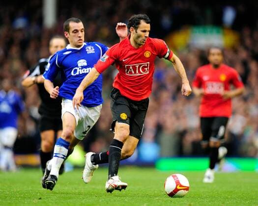 Ryan Giggs (Manchester United, re.) gegen Leon Osman (Everton) - EDITORIAL USE ONLY. No use with unauthorised audio, video, data, fixture lists, club league logos or live services. Online in-match use limited to 120 images, no video emulation. No use in betting, games or single club league player publications. Fußball Herren English Premier League 2008 2009, 1. Englische Liga, FC Everton - Manchester United 1:1, ManU Gruppe Liverpool Dynamik,