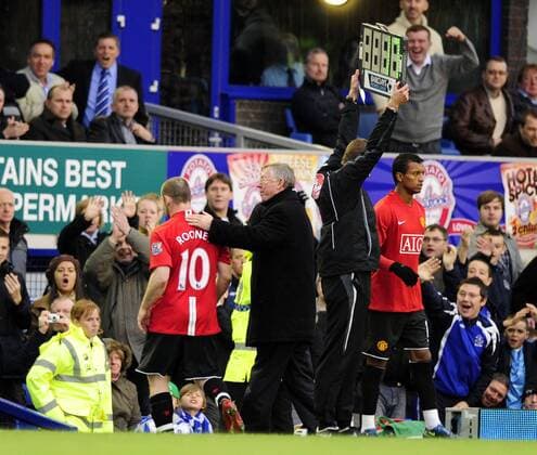 Trainer Sir Alex Ferguson tröstet Wayne Rooney (beide Manchester United) bei dessen Auswechslung - EDITORIAL USE ONLY. No use with unauthorised audio, video, data, fixture lists, club league logos or live services. Online in-match use limited to 120 images, no video emulation. No use in betting, games or single club league player publications. Fußball Herren English Premier League 2008 2009, 1. Englische Liga, Manchester United, ManU Gruppe Liverpool Enttäuschung,