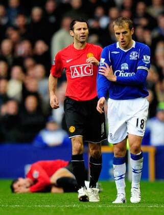 Phil Neville (Everton, re.) und Ryan Giggs, dahinter Cristiano Ronaldo (beide Manchester United) verletzt am Boden - EDITORIAL USE ONLY. No use with unauthorised audio, video, data, fixture lists, club league logos or live services. Online in-match use limited to 120 images, no video emulation. No use in betting, games or single club league player publications. Fußball Herren English Premier League 2008 2009, 1. Englische Liga, FC Everton - Manchester United 1:1, ManU Gruppe Liverpool Spannung,