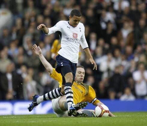 Jermaine Jenas (Tottenham Hotspur, vorn) gegen Kevin Davies (Bolton) - EDITORIAL USE ONLY. No use with unauthorised audio, video, data, fixture lists, club league logos or live services. Online in-match use limited to 120 images, no video emulation. No use in betting, games or single club league player publications. Fußball Herren English Premier League 2008 2009, 1. Englische Liga, Tottenham Hotspurs - Bolton Wanderers 2:0 Spurs Gruppe London Dynamik, Kampf,