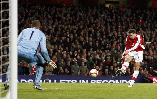 Robin van Persie (Arsenal, re.) erzielt gegen Torwart Heurelho Gomes (Tottenham Hotspurs) das 4:2 - EDITORIAL USE ONLY. No use with unauthorised audio, video, data, fixture lists, club league logos or live services. Online in-match use limited to 120 images, no video emulation. No use in betting, games or single club league player publications. Fußball Herren English Premier League 2008 2009, 1. Englische Liga, Arsenal FC London - Tottenham Hotspur 4:4, Gruppe London Dynamik,