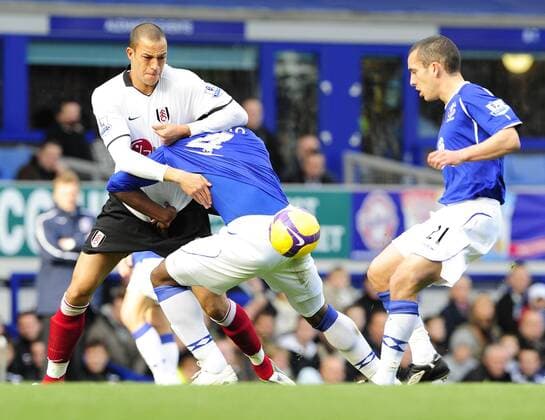 Bobby Zamora (Fulham, li.) gegen Joseph Yobo (Mitte) und Leon Osman (beide Everton) - EDITORIAL USE ONLY. No use with unauthorised audio, video, data, fixture lists, club league logos or live services. Online in-match use limited to 120 images, no video emulation. No use in betting, games or single club league player publications. Fußball Herren English Premier League 2008 2009, 1. Englische Liga, Everton FC - Fulham FC 1:0 Gruppe Liverpool Dynamik, Kampf,