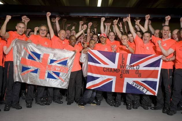Siegesjubel McLaren Mercedes mit F1 Weltmeister Lewis Hamilton (6. v. li.), seinem Vater Anthony (4. v. li.) und Bruder Nicholas (5. v. li.) sowie Teamchef Ron Dennis (3. v. li., alle England) und Heikki Kovalainen (Finnland, 8. v. li.) Motorsport Grand Prix Herren Großer Preis von Brasilien 2008, Formel 1 Weltmeisterschaft, F1, F, GP, WM Totale Interlagos Sao Paulo Freude, Begeisterung,