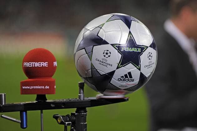 Adidas Finale, offizieller Spielball der UEFA Champions League 2008 2009 neben einem Premiere Mikrofon Fußball EC 1 Herren Champions League 2008 2009 Gruppe München