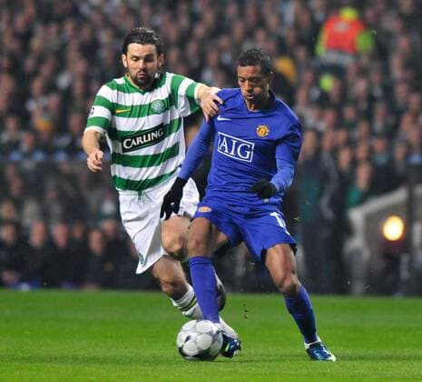Nani (Manchester United, re.) gegen Paul Hartley (Celtic Glasgow) - EDITORIAL USE ONLY. No use with unauthorised audio, video, data, fixture lists, club league logos or live services. Online in-match use limited to 120 images, no video emulation. No use in betting, games or single club league player publications. Fußball EC 1 Herren Champions League 2008 2009, Celtic Glasgow - Manchester United 1:1, ManU Gruppe Glasgow Dynamik,