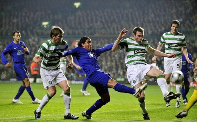 Stephen McManus (Celtic Glasgow, re.) gegen Carlos Tevez (Manchester United) - EDITORIAL USE ONLY. No use with unauthorised audio, video, data, fixture lists, club league logos or live services. Online in-match use limited to 120 images, no video emulation. No use in betting, games or single club league player publications. Fußball EC 1 Herren Champions League 2008 2009, Celtic Glasgow - Manchester United 1:1, ManU Gruppe Glasgow Dynamik,