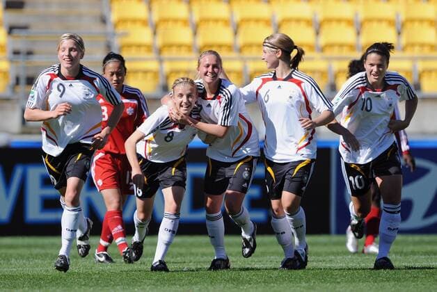 Torjubel Deutschland U17, v.li.: Tabea Kemme, Lynn Mester, Turid Knaak, Marie Louise Bagehorn und Dzsenifer Marozsan - Fußball Länderspiel Damen U17 WM 2008, U 17 Frauen, Frauenfußball, Jugend, Nachwuchs, Junioren, Juniorinnen, Nationalteam Gruppe Wellington Freude,