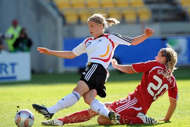 Tabea Kemme (Deutschland U17, li.) gegen Lauren Granberg (Kanada U17) - Fußball Länderspiel Damen U17 WM 2008, U 17 Frauen, Frauenfußball, Jugend, Nachwuchs, Junioren, Juniorinnen, Nationalteam Gruppe Wellington Dynamik, Kampf,