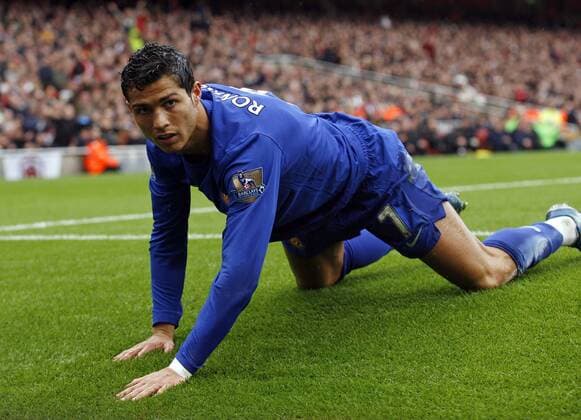 Cristiano Ronaldo (Manchester United) am Boden - EDITORIAL USE ONLY. No use with unauthorised audio, video, data, fixture lists, club league logos or live services. Online in-match use limited to 120 images, no video emulation. No use in betting, games or single club league player publications. Fußball Herren English Premier League 2008 2009, 1. Englische Liga, Manchester United, ManU Einzelbild London Enttäuschung,