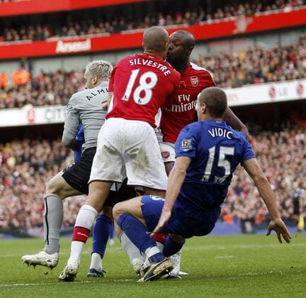 Mikael Silvestre (2.v.li.) und William Gallas (2.v.re.) prallen mit den Köpfen aneinander, daneben Torwart Manuel Almunia (alle Arsenal) und Nemanja Vidic (Manchester United) - EDITORIAL USE ONLY. No use with unauthorised audio, video, data, fixture lists, club league logos or live services. Online in-match use limited to 120 images, no video emulation. No use in betting, games or single club league player publications. Fußball Herren English Premier League 2008 2009, 1. Englische Liga, Arsenal FC London - Manchester United 2:1, ManU Gruppe London Dynamik,