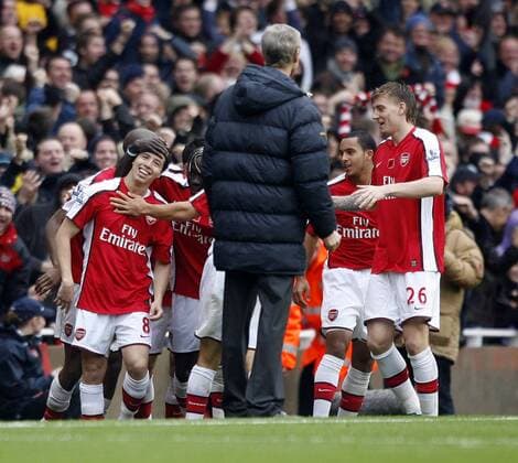 Torjubel Arsenal mit Samir Nasri (li.) und Nicklas Bendtner (re.), Trainer Arsene Wenger schaut zu - EDITORIAL USE ONLY. No use with unauthorised audio, video, data, fixture lists, club league logos or live services. Online in-match use limited to 120 images, no video emulation. No use in betting, games or single club league player publications. Fußball Herren English Premier League 2008 2009, 1. Englische Liga, Arsenal FC London Gruppe London Freude,