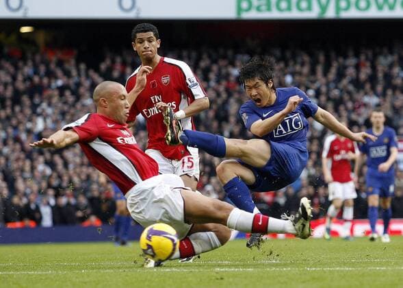Ji Sung Park (Manchester United, re.) gegen Mikael Silvestre (li.) und Denilson (beide Arsenal) - EDITORIAL USE ONLY. No use with unauthorised audio, video, data, fixture lists, club league logos or live services. Online in-match use limited to 120 images, no video emulation. No use in betting, games or single club league player publications. Fußball Herren English Premier League 2008 2009, 1. Englische Liga, Arsenal FC London - Manchester United 2:1, ManU Gruppe London Dynamik,