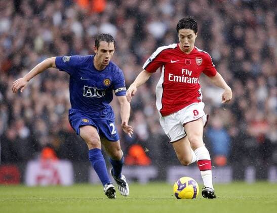 Samir Nasri (Arsenal, re.) gegen Gary Neville (Manchester United) - EDITORIAL USE ONLY. No use with unauthorised audio, video, data, fixture lists, club league logos or live services. Online in-match use limited to 120 images, no video emulation. No use in betting, games or single club league player publications. Fußball Herren English Premier League 2008 2009, 1. Englische Liga, Arsenal FC London - Manchester United 2:1, ManU Gruppe London Dynamik,