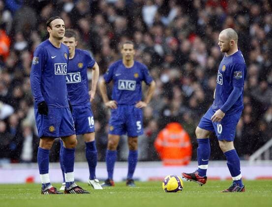 Dimitar Berbatov (li.) und Wayne Rooney (beide Manchester United) enttäuscht beim Anstoß - EDITORIAL USE ONLY. No use with unauthorised audio, video, data, fixture lists, club league logos or live services. Online in-match use limited to 120 images, no video emulation. No use in betting, games or single club league player publications. Fußball Herren English Premier League 2008 2009, 1. Englische Liga, Manchester United, ManU Gruppe London Enttäuschung,
