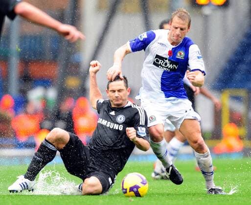 Frank Lampard (Chelsea, li.) und Vince Grella (Blackburn) liefern sich eine Wasserschlacht - EDITORIAL USE ONLY. No use with unauthorised audio, video, data, fixture lists, club league logos or live services. Online in-match use limited to 120 images, no video emulation. No use in betting, games or single club league player publications. Fußball Herren English Premier League 2008 2009, 1. Englische Liga, Blackburn Rovers - Chelsea FC London Gruppe Blackburn Dynamik, Kampf,