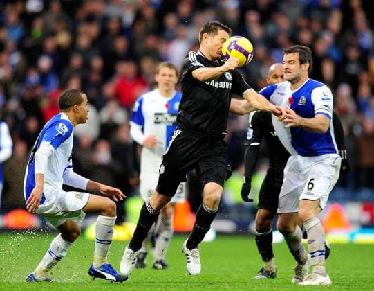 Frank Lampard (Chelsea, Mitte) gegen Ryan Nelsen (Blackburn) - EDITORIAL USE ONLY. No use with unauthorised audio, video, data, fixture lists, club league logos or live services. Online in-match use limited to 120 images, no video emulation. No use in betting, games or single club league player publications. Fußball Herren English Premier League 2008 2009, 1. Englische Liga, Blackburn Rovers - Chelsea FC London Gruppe Blackburn Dynamik, Kampf,