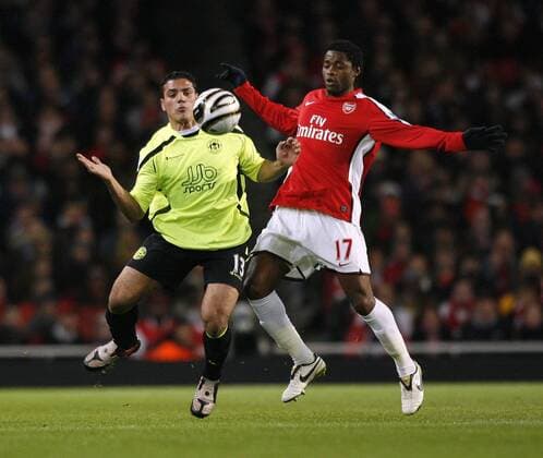 Alexandre Song (Arsenal, re.) gegen Amr Zaki (Wigan) - EDITORIAL USE ONLY. No use with unauthorised audio, video, data, fixture lists, club league logos or live services. Online in-match use limited to 120 images, no video emulation. No use in betting, games or single club league player publications. Fußball Herren Carling Cup 2008 2009, League, Ligapokal, Englischer Pokal, Pokalspiel Gruppe London Dynamik,