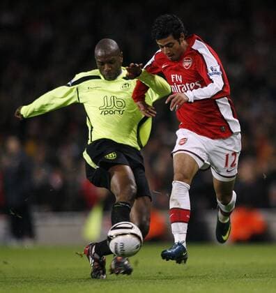 Carlos Vela (Arsenal, re.) gegen Emmerson Boyce (Wigan) - EDITORIAL USE ONLY. No use with unauthorised audio, video, data, fixture lists, club league logos or live services. Online in-match use limited to 120 images, no video emulation. No use in betting, games or single club league player publications. Fußball Herren Carling Cup 2008 2009, League, Ligapokal, Englischer Pokal, Pokalspiel Gruppe London Dynamik,