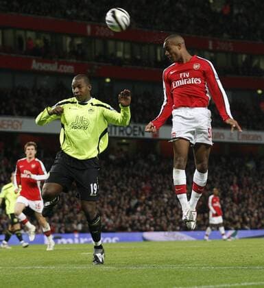 Jay Simpson (Arsenal, re.) gegen Titus Bramble (Wigan) - EDITORIAL USE ONLY. No use with unauthorised audio, video, data, fixture lists, club league logos or live services. Online in-match use limited to 120 images, no video emulation. No use in betting, games or single club league player publications. Fußball Herren Carling Cup 2008 2009, League, Ligapokal, Englischer Pokal, Pokalspiel Gruppe London Dynamik,