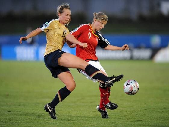 Julia Roberts (USA U17, li.) gegen Tabea Kemme (Deutschland U17) - Fußball Länderspiel Damen U17 WM 2008, U 17, Nationalteam, Nationaltrikot, Jugend, Nachwuchs, Junioren, Frauen, Frauenfußball Gruppe o0 Juniorinnen Christchurch Dynamik,