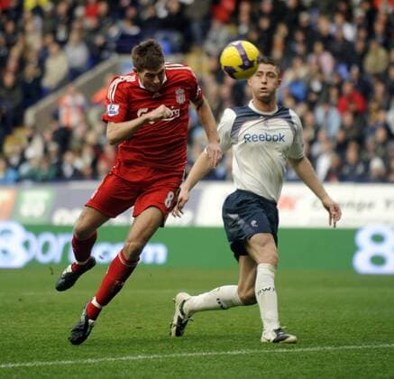 Steven Gerrard (Liverpool, li.) trifft gegen Gary Cahill (Bolton) zum 2:0 - EDITORIAL USE ONLY. No use with unauthorised audio, video, data, fixture lists, club league logos or live services. Online in-match use limited to 120 images, no video emulation. No use in betting, games or single club league player publications. Fußball Herren English Premier League 2008 2009, 1. Englische Liga, Bolton Wanderers - Liverpool FC Gruppe Bolton Dynamik, Kampf,