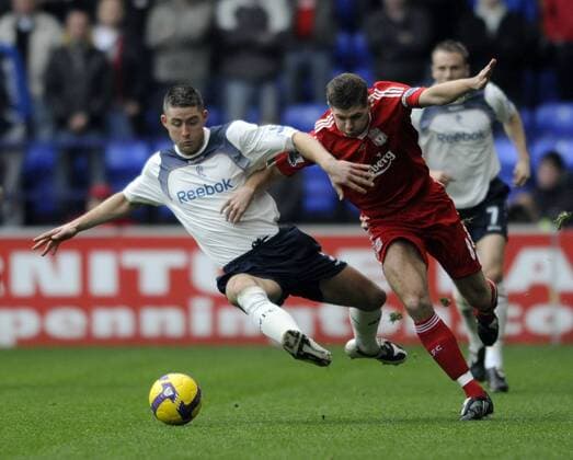 Gary Cahill (Bolton, li.) gegen Steven Gerrard (Liverpool) - EDITORIAL USE ONLY. No use with unauthorised audio, video, data, fixture lists, club league logos or live services. Online in-match use limited to 120 images, no video emulation. No use in betting, games or single club league player publications. Fußball Herren English Premier League 2008 2009, 1. Englische Liga, Bolton Wanderers - FC Liverpool 0:2 Gruppe Bolton Dynamik,