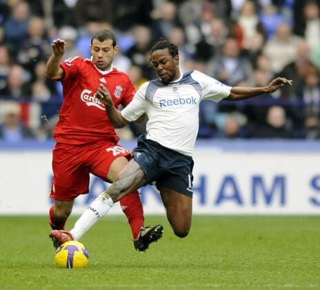 Javier Mascherano (Liverpool, li.) gegen Ricardo Gardner (Bolton) - EDITORIAL USE ONLY. No use with unauthorised audio, video, data, fixture lists, club league logos or live services. Online in-match use limited to 120 images, no video emulation. No use in betting, games or single club league player publications. Fußball Herren English Premier League 2008 2009, 1. Englische Liga, Bolton Wanderers - Liverpool FC 0:2, Vdig Gruppe Bolton Dynamik,