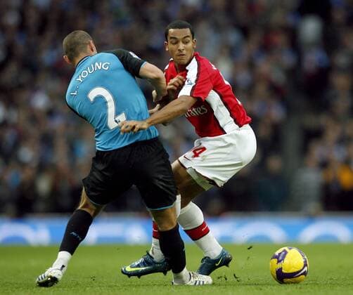 Theo Walcott (Arsenal, re.) gegen Luke Young (Aston Villa) - EDITORIAL USE ONLY. No use with unauthorised audio, video, data, fixture lists, club league logos or live services. Online in-match use limited to 120 images, no video emulation. No use in betting, games or single club league player publications. Fußball Herren English Premier League 2008 2009, 1. Englische Liga, FC Arsenal London - Aston Villa Gruppe London Dynamik, Kampf,