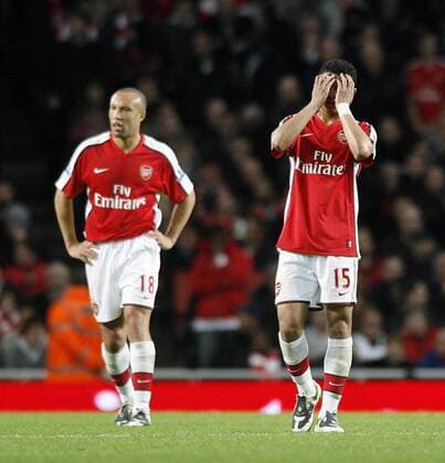 Denilson (re.) und Mikael Silvestre (beide Arsenal) enttäuscht - EDITORIAL USE ONLY. No use with unauthorised audio, video, data, fixture lists, club league logos or live services. Online in-match use limited to 120 images, no video emulation. No use in betting, games or single club league player publications. Fußball Herren English Premier League 2008 2009, 1. Englische Liga, FC Arsenal London Gruppe London Enttäuschung, Verzweiflung,