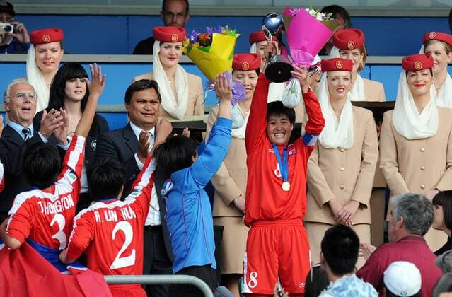 Pae Yon Hui (Nordkorea) präsentiert die Trophäe für den U17 Weltmeistertitel 2008, li. FIFA Exekutivkomitee Mitglied Franz Beckenbauer (Deutschland) - Fußball Länderspiel Damen U 17 WM 2008, U17, Junioren, Juniorinnen, Nachwuchs, Jugend, Frauen, Frauenfußball, Finale Gruppe Auckland Begeisterung, Freude,