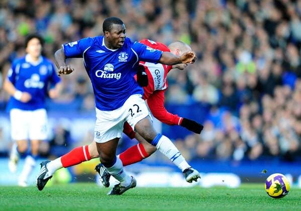 Yakubu Ayegbeni (Everton, li.) gegen Digard (Middlesbrough) - EDITORIAL USE ONLY. No use with unauthorised audio, video, data, fixture lists, club league logos or live services. Online in-match use limited to 120 images, no video emulation. No use in betting, games or single club league player publications. Fußball Herren English Premier League 2008 2009, 1. Englische Liga, Everton FC - Middlesbrough FC 1:1 Gruppe Liverpool Dynamik,