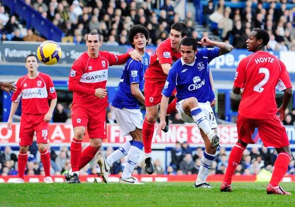 Tim Cahill (2. v. re.) und Marouane Fellaini (3. v. li., beide Everton) gegen Emanuel Pogatetz (2. v. li.), Chris Riggott (3. v. re.) und Justin Hoyte (alle Middlesbrough) - EDITORIAL USE ONLY. No use with unauthorised audio, video, data, fixture lists, club league logos or live services. Online in-match use limited to 120 images, no video emulation. No use in betting, games or single club league player publications. Fußball Herren English Premier League 2008 2009, 1. Englische Liga, Everton FC - Middlesbrough FC 1:1 Gruppe Liverpool Dynamik,