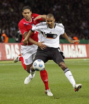 Marvin Compper (Deutschland, re.) gegen Glen Johnson (England) - EDITORIAL USE ONLY. No use with unauthorised audio, video, data, fixture lists, club league logos or live services. Online in-match use limited to 120 images, no video emulation. No use in betting, games or single club league player publications. Fußball Länderspiel Herren Freundschaftsspiel 2008, Test, Testspiel, Nationalmannschaft, Nationaltrikot, Gruppe Berlin Dynamik, Kampf,