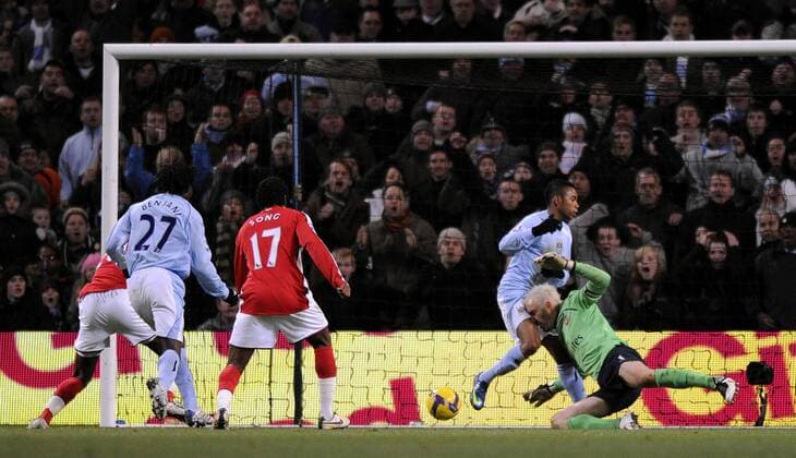 Robinho (Manchester City, 2.v.re.) gegen Torwart Manuel Almunia (Arsenal) - EDITORIAL USE ONLY. No use with unauthorised audio, video, data, fixture lists, club league logos or live services. Online in-match use limited to 120 images, no video emulation. No use in betting, games or single club league player publications. Fußball Herren English Premier League 2008 2008, 1.Liga, Manchester City - Arsenal FC London 3:0 Gruppe Manchester Dynamik, Kampf,