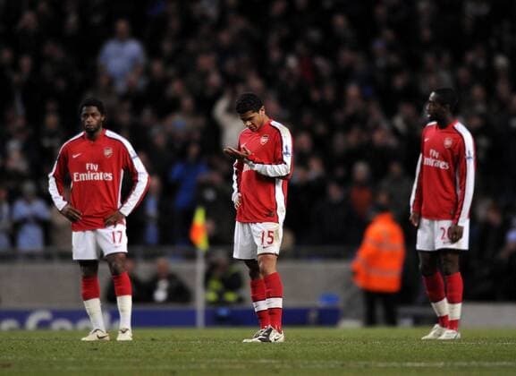Denilson (Mitte), Alexandre Song (li.) und Johan Djourou (alle Arsenal) enttäuscht - EDITORIAL USE ONLY. No use with unauthorised audio, video, data, fixture lists, club league logos or live services. Online in-match use limited to 120 images, no video emulation. No use in betting, games or single club league player publications. Fußball Herren English Premier League 2008 2008, 1.Liga, Arsenal FC London Gruppe Manchester Enttäuschung,