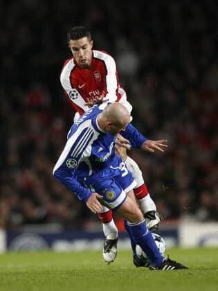 Robin van Persie (Arsenal, hi.) gegen Malkhaz Asatiani (Dynamo Kiew) - EDITORIAL USE ONLY. No use with unauthorised audio, video, data, fixture lists, club league logos or live services. Online in-match use limited to 120 images, no video emulation. No use in betting, games or single club league player publications. Fußball EC 1 Herren Champions League 2008 2009, Arsenal FC London - Dynamo Kiew Gruppe London Dynamik, Kampf,