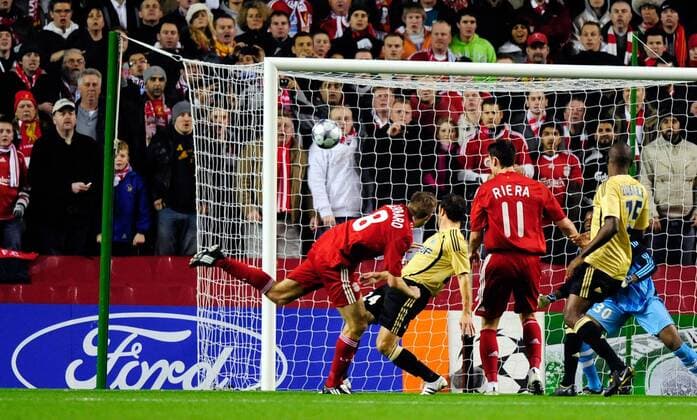 Steven Gerrard (Liverpool, li.) erzielt das 1:0 gegen Marseille - EDITORIAL USE ONLY. No use with unauthorised audio, video, data, fixture lists, club league logos or live services. Online in-match use limited to 120 images, no video emulation. No use in betting, games or single club league player publications. Fußball EC 1 Herren Champions League 2008 2009, FC Liverpool - Olympique de Marseille, OM Gruppe Liverpool Dynamik,