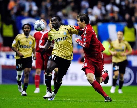 Mamadou Niang (Marseille, li.) gegen Daniel Agger (Liverpool) - EDITORIAL USE ONLY. No use with unauthorised audio, video, data, fixture lists, club league logos or live services. Online in-match use limited to 120 images, no video emulation. No use in betting, games or single club league player publications. Fußball EC 1 Herren Champions League 2008 2009, FC Liverpool - Olympique de Marseille, OM Gruppe Liverpool Dynamik,