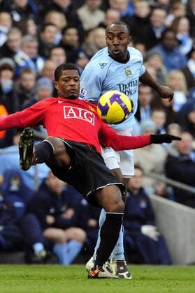 Patrice Evra (Manchester United, li.) gegen Darius Vassell (Manchester City) - EDITORIAL USE ONLY. No use with unauthorised audio, video, data, fixture lists, club league logos or live services. Online in-match use limited to 120 images, no video emulation. No use in betting, games or single club league player publications. Fußball Herren English Premier League 2008 2009, 1. Englische Liga, Manchester City - ManU 0:1, Vdig Gruppe o0 Derby, Lokalderby, Ortsderby, Stadtderby Manchester Dynamik,