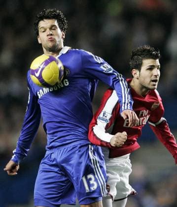 Michael Ballack (Chelsea, li.) gegen Cesc Fabregas (Arsenal) - EDITORIAL USE ONLY. No use with unauthorised audio, video, data, fixture lists, club league logos or live services. Online in-match use limited to 120 images, no video emulation. No use in betting, games or single club league player publications. Fußball Herren English Premier League 2008 2009, 1. Englische Liga, Chelsea FC London - Arsenal FC London 1:2, Vdig Gruppe London Dynamik,
