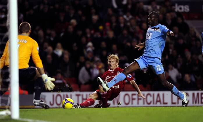 Dirk Kuyt (Liverpool, Mitte) gegen Carlton Cole und Torwart Robert Green (beide West Ham) - EDITORIAL USE ONLY. No use with unauthorised audio, video, data, fixture lists, club league logos or live services. Online in-match use limited to 120 images, no video emulation. No use in betting, games or single club league player publications. Fußball Herren English Premier League 2008 2009, 1. Englische Liga, FC Liverpool - West Ham United 0:0 Gruppe Liverpool Dynamik,