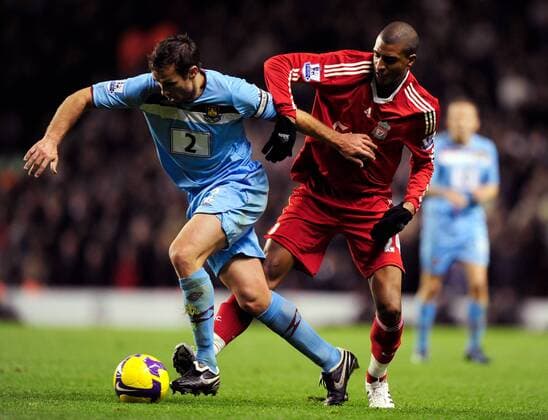 Lucas Neill (West Ham, li.) gegen David N Gog (Liverpool) - EDITORIAL USE ONLY. No use with unauthorised audio, video, data, fixture lists, club league logos or live services. Online in-match use limited to 120 images, no video emulation. No use in betting, games or single club league player publications. Fußball Herren English Premier League 2008 2009, 1. Englische Liga, FC Liverpool - West Ham United 0:0 Gruppe Liverpool Dynamik,