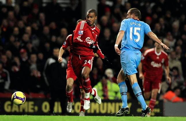David N Gog (Liverpool, li.) gegen Matthew Upson (West Ham) - EDITORIAL USE ONLY. No use with unauthorised audio, video, data, fixture lists, club league logos or live services. Online in-match use limited to 120 images, no video emulation. No use in betting, games or single club league player publications. Fußball Herren English Premier League 2008 2009, 1. Englische Liga, FC Liverpool - West Ham United 0:0 Gruppe Liverpool Dynamik,