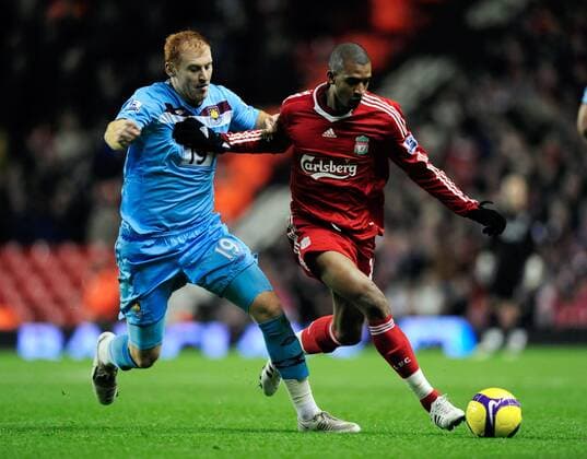 David N Gog (Liverpool, re.) gegen James Collins (West Ham) - EDITORIAL USE ONLY. No use with unauthorised audio, video, data, fixture lists, club league logos or live services. Online in-match use limited to 120 images, no video emulation. No use in betting, games or single club league player publications. Fußball Herren English Premier League 2008 2009, 1. Englische Liga, FC Liverpool - West Ham United 0:0 Gruppe Liverpool Dynamik,