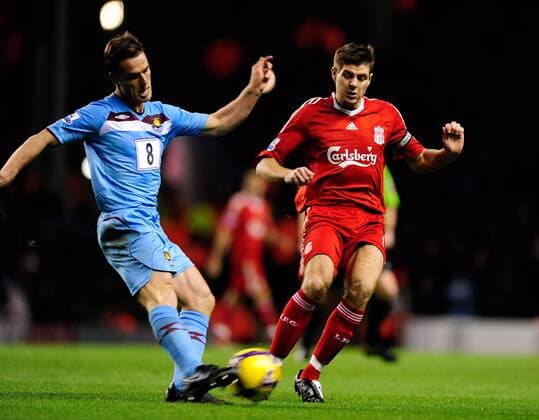 Scott Parker (West Ham, li.) gegen Steven Gerrard (Liverpool) - EDITORIAL USE ONLY. No use with unauthorised audio, video, data, fixture lists, club league logos or live services. Online in-match use limited to 120 images, no video emulation. No use in betting, games or single club league player publications. Fußball Herren English Premier League 2008 2009, 1. Englische Liga, FC Liverpool - West Ham United 0:0 Gruppe Liverpool Dynamik,