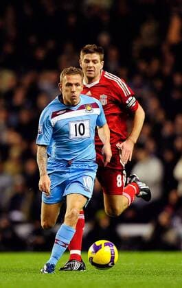 Craig Bellamy (West Ham, vorn) gegen Steven Gerrard (Liverpool) - EDITORIAL USE ONLY. No use with unauthorised audio, video, data, fixture lists, club league logos or live services. Online in-match use limited to 120 images, no video emulation. No use in betting, games or single club league player publications. Fußball Herren English Premier League 2008 2009, 1. Englische Liga, FC Liverpool - West Ham United 0:0 Gruppe Liverpool Dynamik,