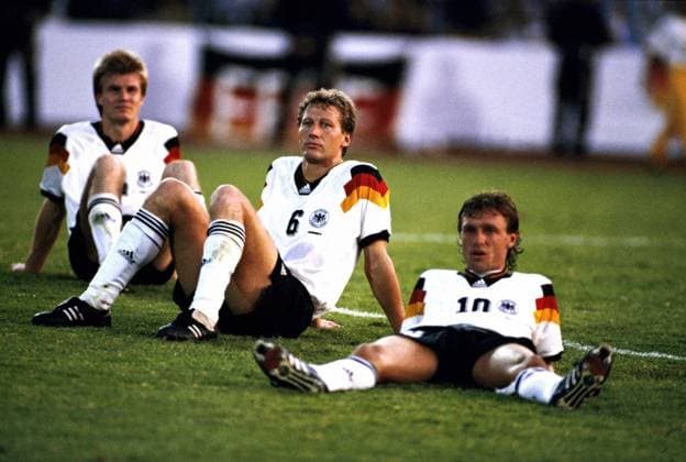 Fußball, EM Finale 1992 in Göteborg, Dänemark - Deutschland 2:0 Thomas Doll (re.), Guido Buchwald (Mitte) und Thomas Helmer (alle Deutschland) enttäuscht nach der Finalniederlage bei der Euro 1992 Fußball EM Herren EM 1992, Nationalmannschaft, Nationaltrikot, Länderspiel, Finale, Euro, Gruppe Göteborg Enttäuschung,